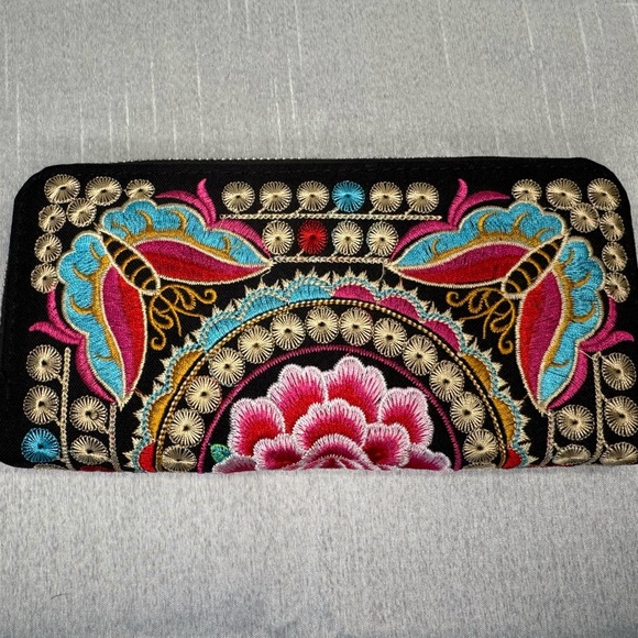 Source Unknown Handbags - Embroidered Black and Pink Women's Clutch